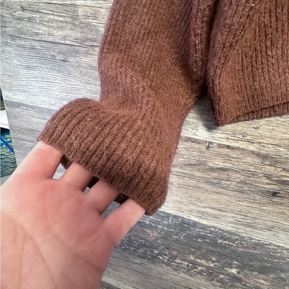 Motel Brown V-Neck Cropped Womens Sweater Relaxed Fit Long Sleeves - Picture 4 of 8